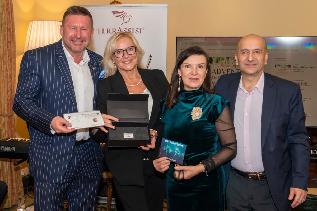 Übergabe einer Auszeichnung beim Charity-Abend