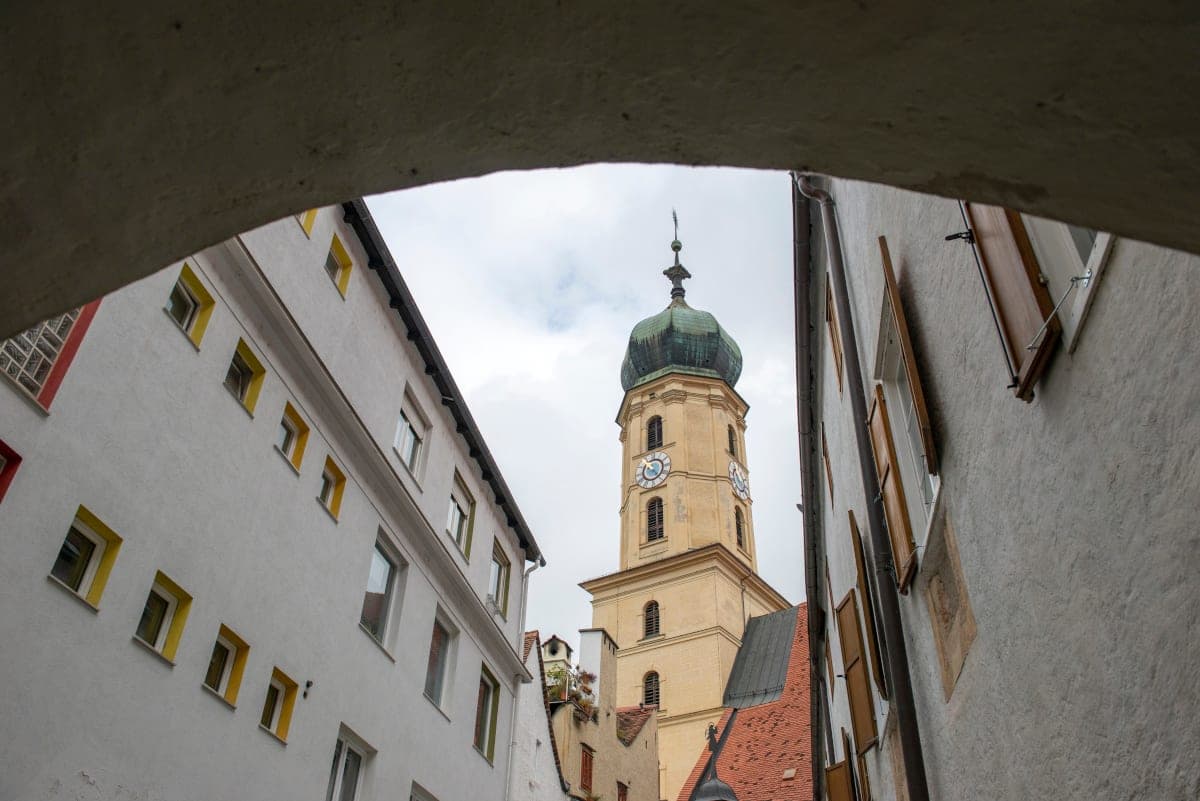 Blick durch den Torbogen auf den Turm des Franziskanerklosters Graz