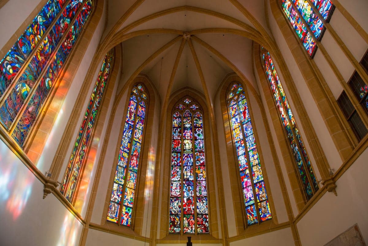 Buntglasfenster im Franziskanerkloster Graz