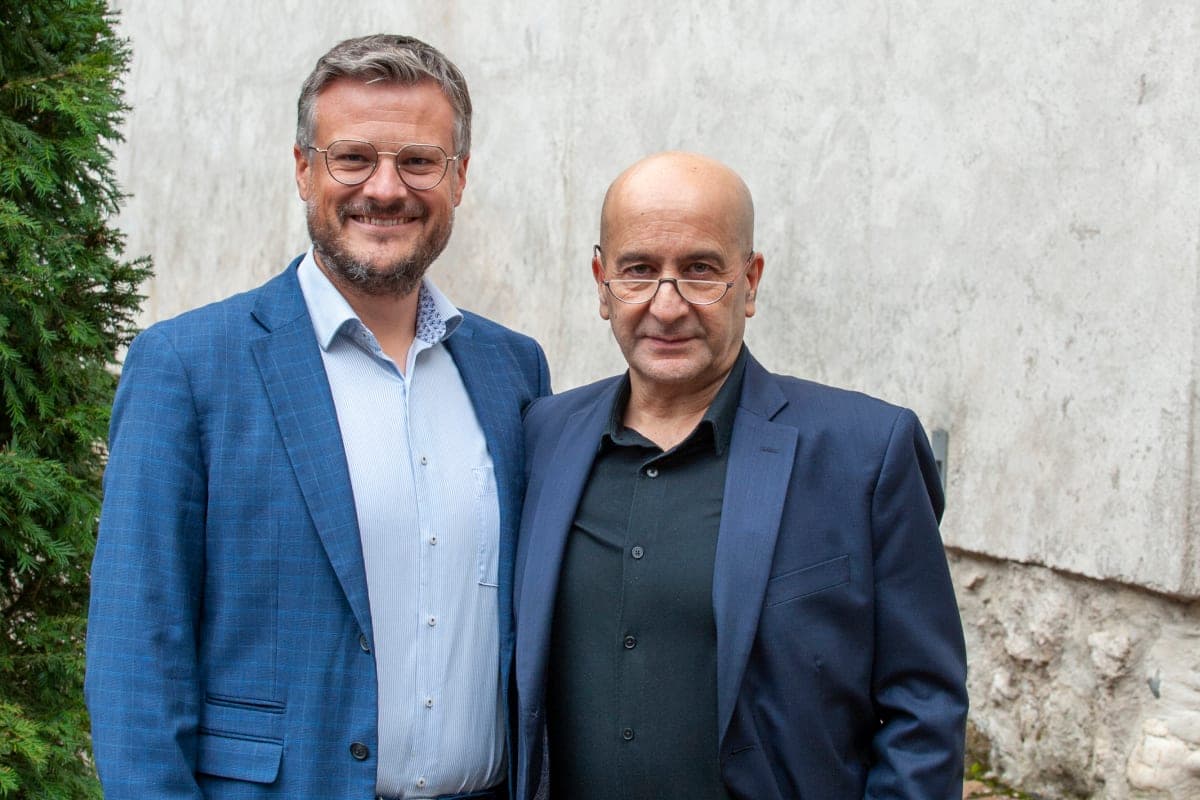 Reinhard Magg und ein Teilnehmer vor dem Veranstaltungsraum