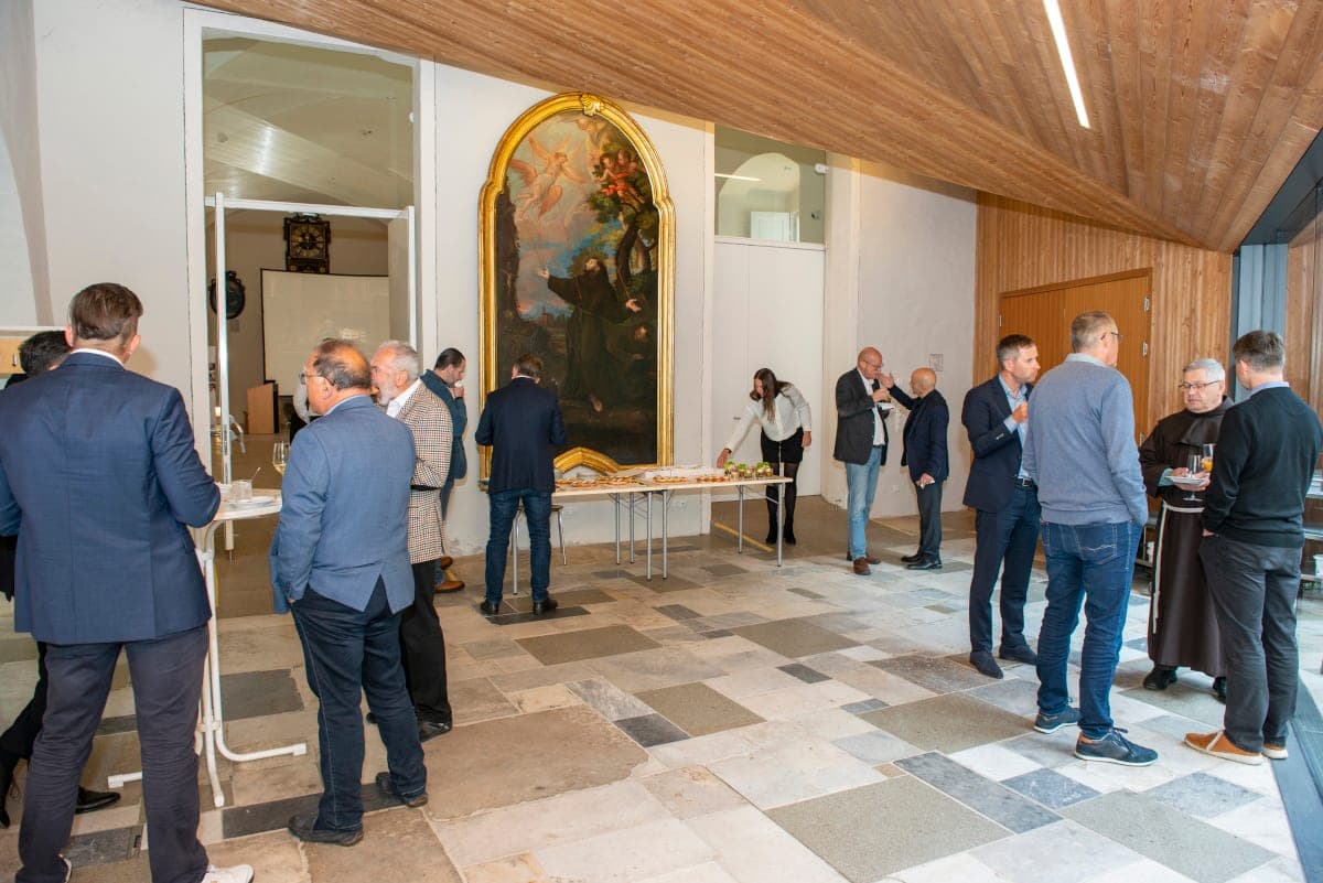 Networking im Kreuzgang nach den Vorträgen