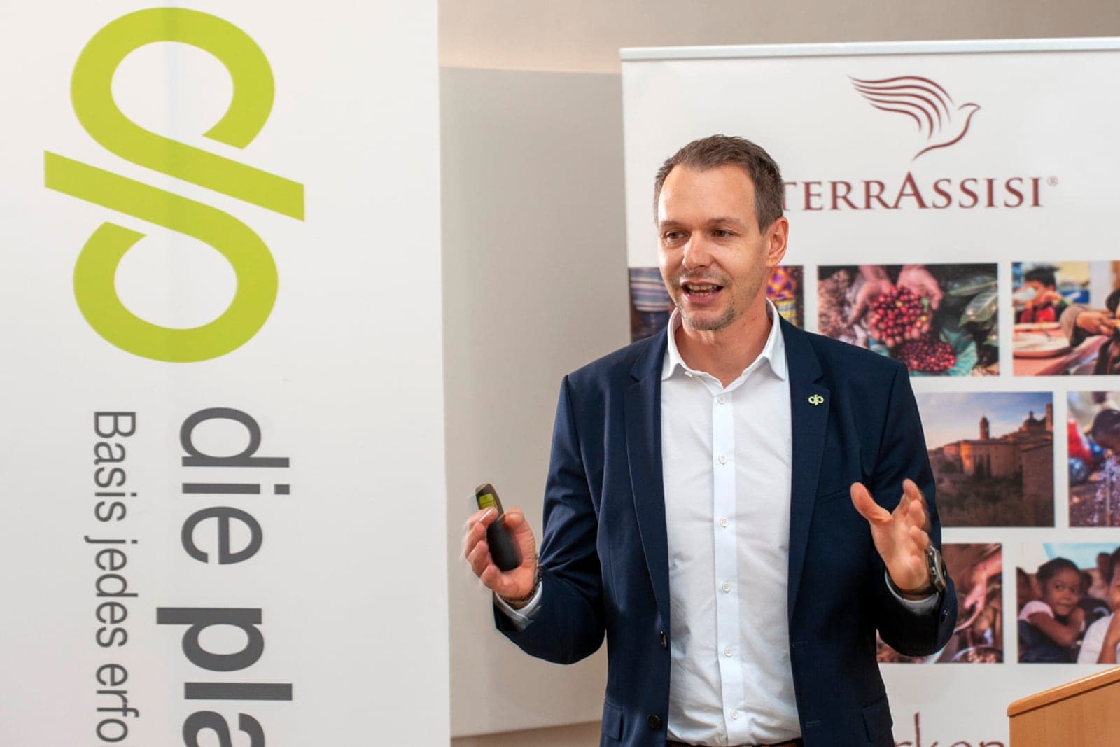 Markus Harrer erläutert digitale Abläufe bei Depotüberträgen