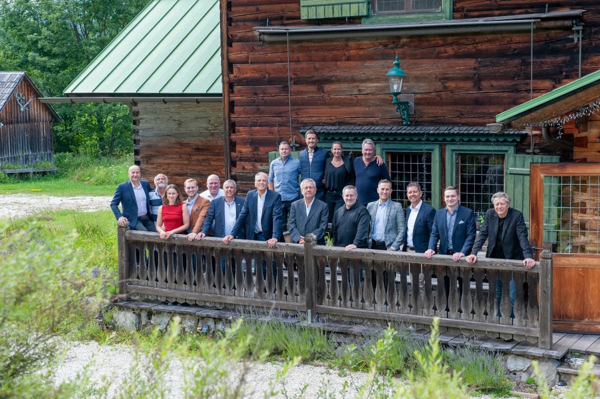 Gäste des Finanzberater-Networkings vor der Villa Walster