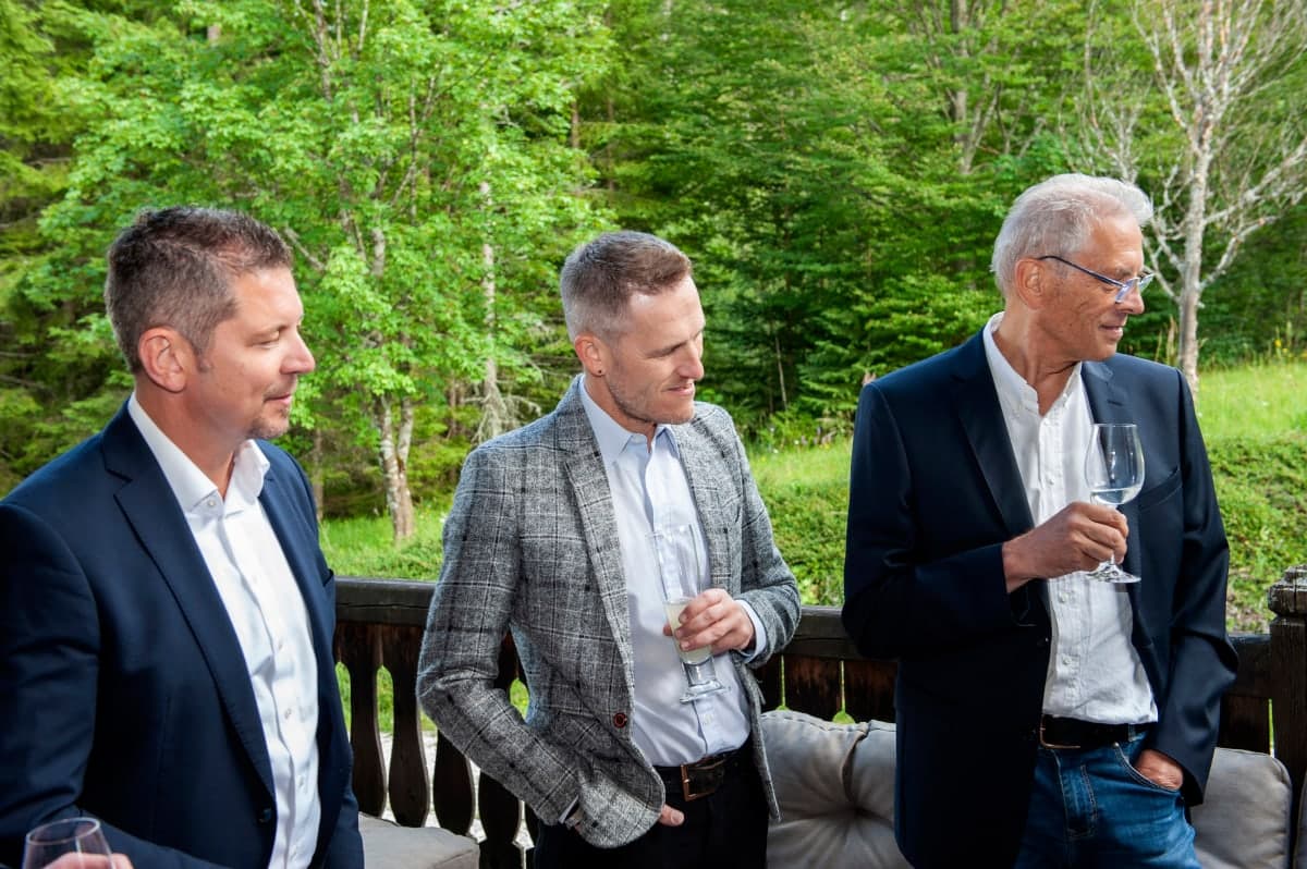 Gäste im Gespräch vor der Villa Walster