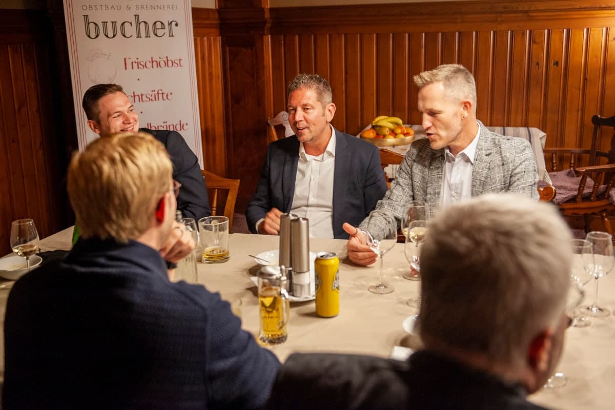 Abendlicher Austausch in der Villa Walster