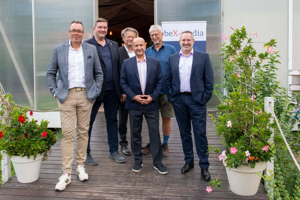 Thomas Cimbal, Martin Steffel, Robert Gillinger, Ramin Monajemi, Rudi Konar und Alexander Putz vor der Strandbar Herrmann