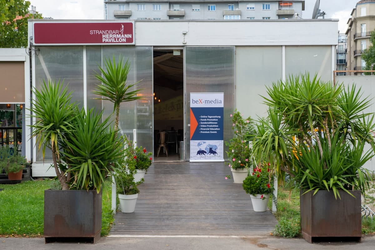 Eingang zum Pavillon der Strandbar Herrmann