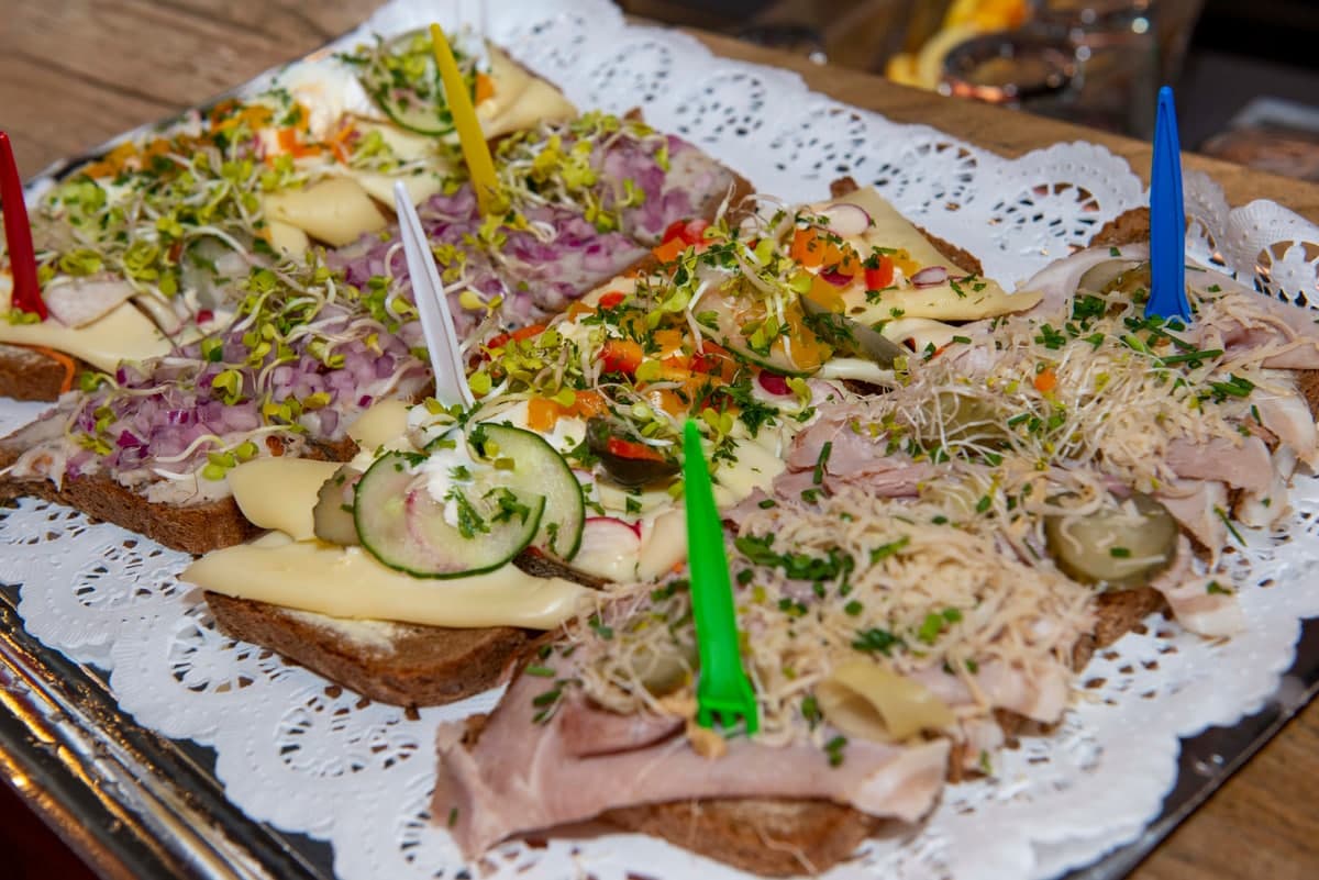 Brötchen als Begleitung zur Weinverkostung