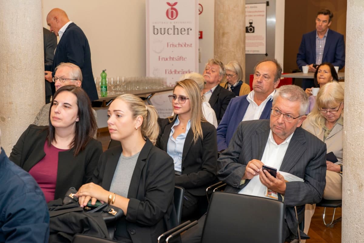 Gäste verfolgen das Programm