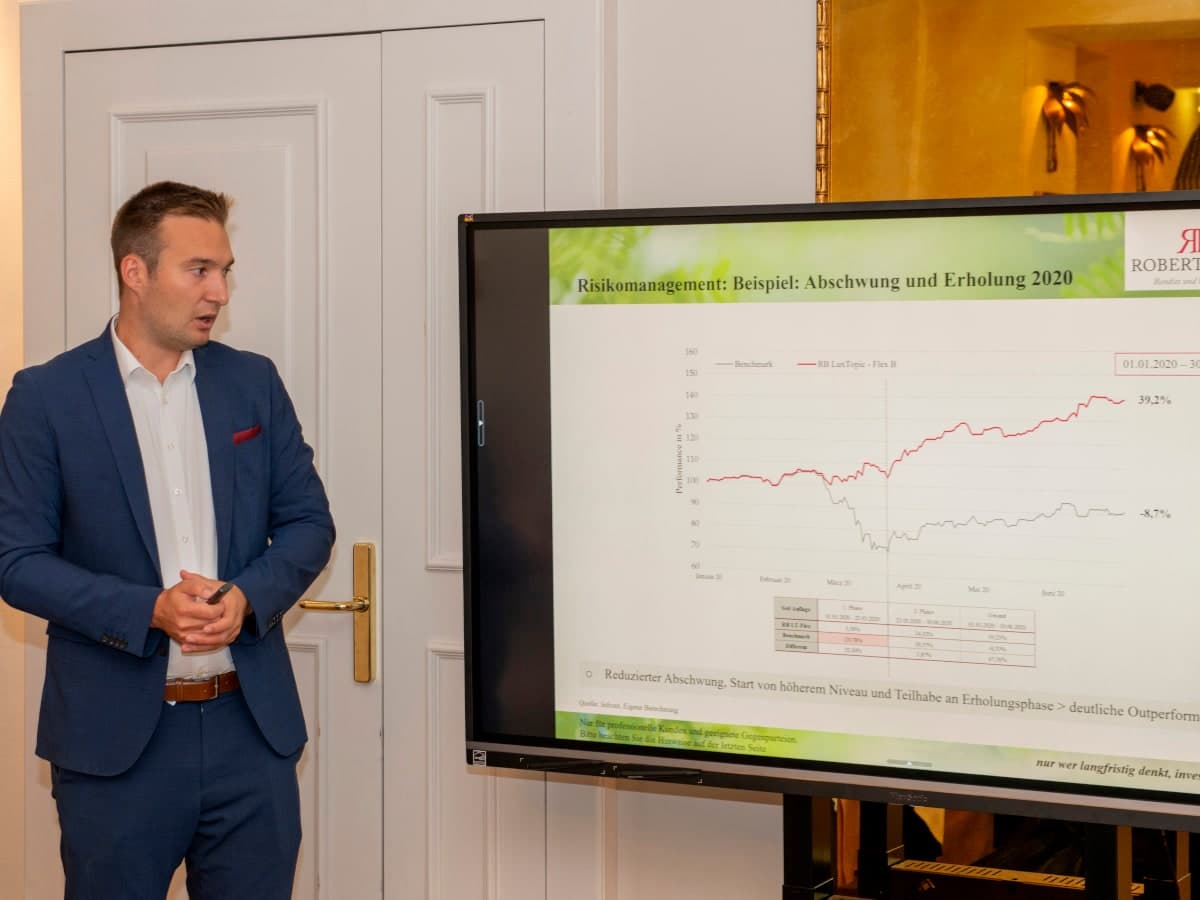 Jonas Beer präsentiert die Entwicklung der LuxTopic Fonds