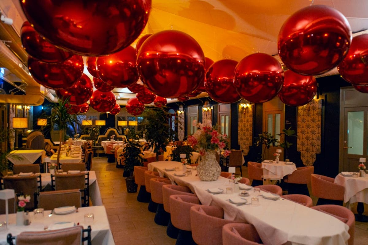 Festlich vorbereiteter Veranstaltungsraum mit roten Ballons