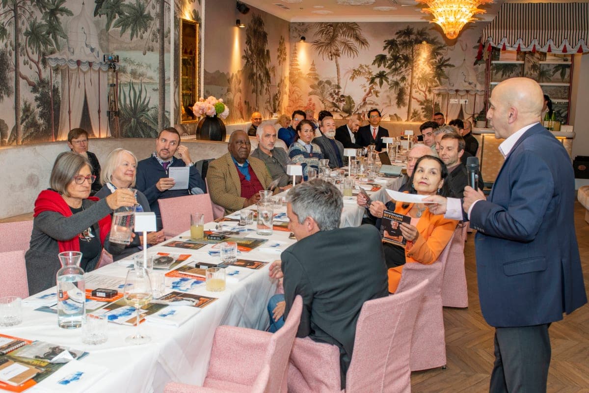 Gäste verfolgen einen Vortrag im Hotel The Leo Grand