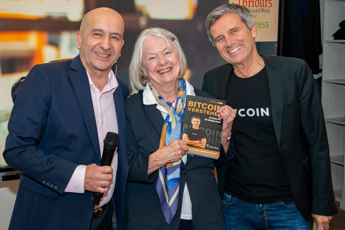 Gäste mit einem Bitcoin-Magazin