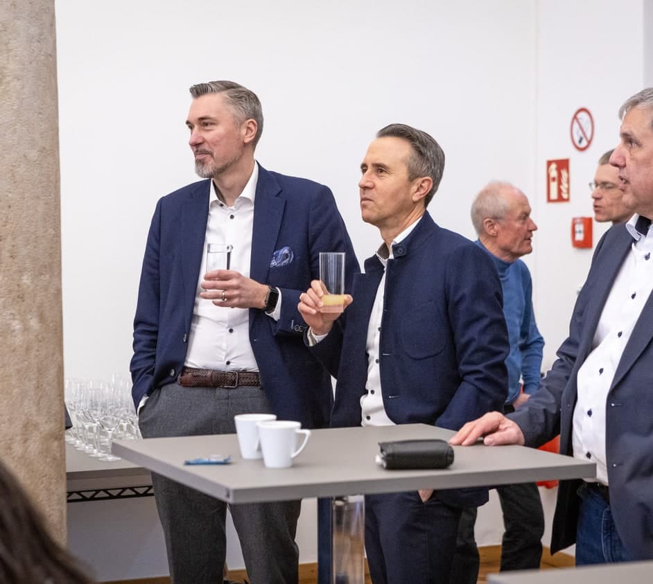 Referenten im Gespräch auf der Bühne