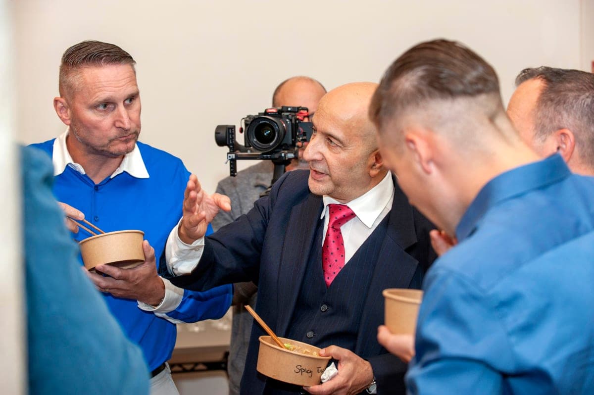 Gespräch beim kulinarischen Empfang